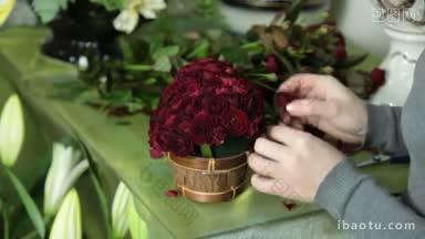 女花商安排情人节玫瑰心花束在花店特写